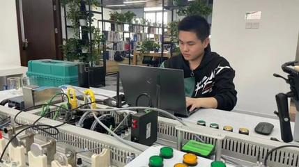 連摘三金！長寧代表隊在上海市第一屆職業(yè)技能大賽網(wǎng)絡技術開發(fā)項目中表現(xiàn)搶眼